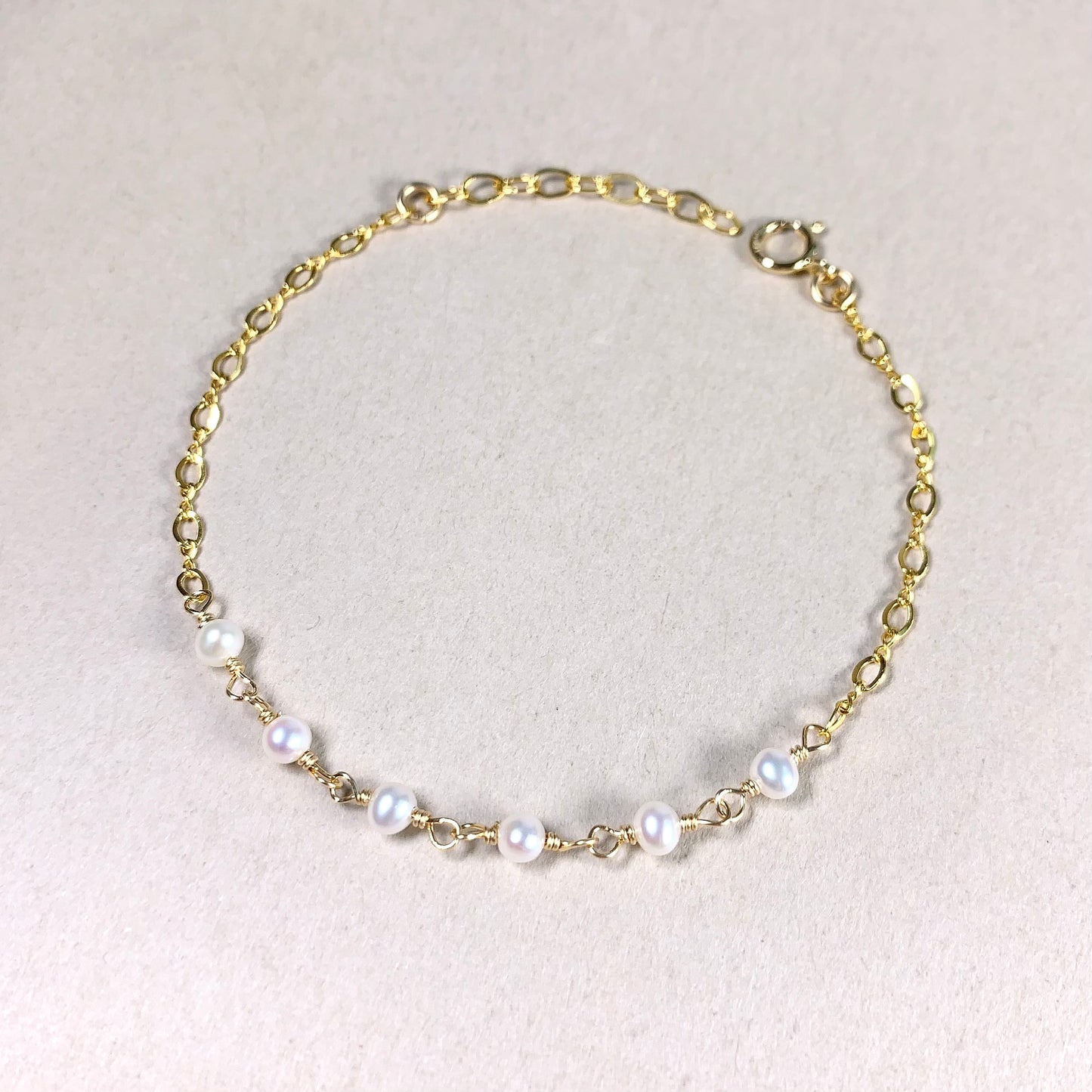 Dainty Pearl mid Bracelet