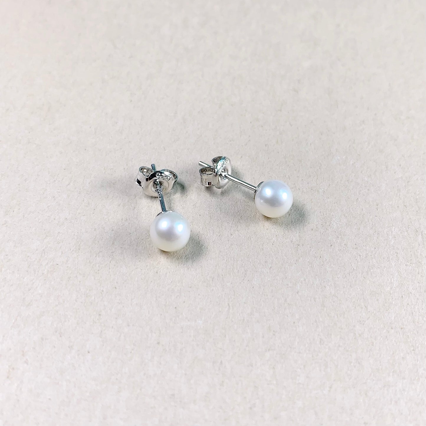 5-5.5mm Round Pearl Stud Earrings